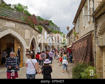 Belebten Hauptstraße in Rocamadour im Sommer Stockfoto