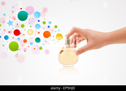 Nahaufnahme von Frau Hände sprühen bunte Luftblasen aus schönes Parfümflasche Stockfoto
