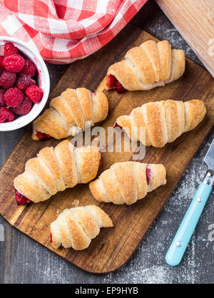 Frische hausgemachte Mini-Croissants gefüllt mit Himbeeren Stockfoto