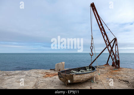 Derrick und Boot auf den Kalk-Steinbrüchen auf Portland Head mit Blick auf das ruhige blaue Meer. Stockfoto