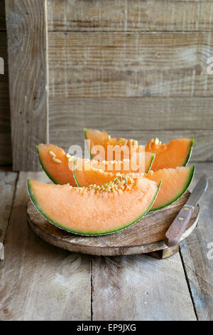 Scheiben der Cantaloupe-Melone auf ein Schneidebrett Stockfoto