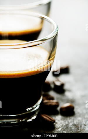 Tassen Espresso auf rustikal dunkel Stockfoto