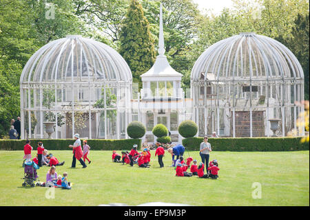 Birmingham, West Midlands, UK. 15. Mai 2015. Menschen entspannen Sie an einem sonnigen Tag in den botanischen Gärten. Bildnachweis: Graham M. Lawrence/Alamy Live-Nachrichten. Stockfoto