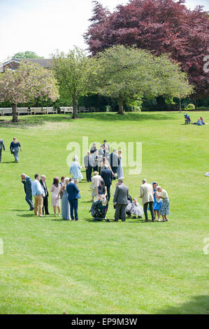 Birmingham, West Midlands, UK. 15. Mai 2015. Genießen Sie die Sonne für eine Hochzeitsfeier in den botanischen Gärten. Bildnachweis: Graham M. Lawrence/Alamy Live-Nachrichten. Stockfoto