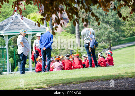 Birmingham, West Midlands, UK. 15. Mai 2015. Menschen entspannen Sie an einem sonnigen Tag in den botanischen Gärten. Bildnachweis: Graham M. Lawrence/Alamy Live-Nachrichten. Stockfoto