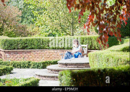 Birmingham, West Midlands, UK. 15. Mai 2015. Menschen entspannen Sie an einem sonnigen Tag in den botanischen Gärten. Bildnachweis: Graham M. Lawrence/Alamy Live-Nachrichten. Stockfoto