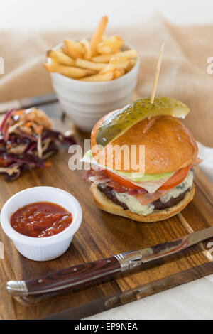 Rindfleischburger und Pommes frites serviert in einer Schüssel. Stockfoto