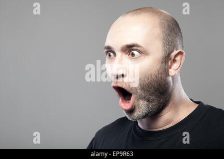 erstaunt Mann Porträt auf grauem Hintergrund isoliert Stockfoto