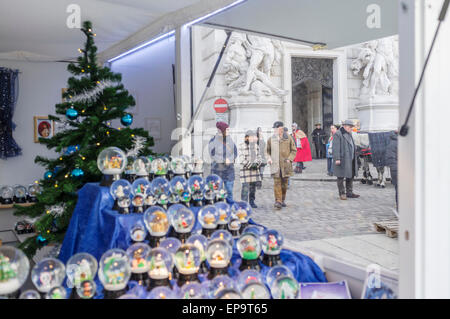 Ornamente stehen auf einem Weihnachtsmarkt in Michaelerplatz, Hofburg Viertel, Wien, Österreich Stockfoto