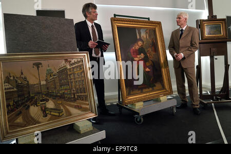 Chemnitz, Deutschland. 15. Mai 2015. Leiter des Deutsches Zentrum Kulturgutverluste (deutsche Lost Art Foundation) Uwe Hartmann (l) und Kunsthistoriker und Provenienz Forscher Kai Artinger stehen neben drei Gemälde verschiedener Provenienz, der Kunstsammlungen Chemnitz, Deutschland, 15. Mai 2015. Es gibt Hinweise, die sechs Werke in den Kunstsammlungen Chemnitz während der Nazizeit widerrechtlich von ihren ursprünglichen Besitzern aufgenommen wurden. Dazu gehört das Bild "Mutter Anna Lehrt Maria Lesen' (lit.) Mutter Anna lehrt Maria lesen) (M) von Carl Christian Vogel von Vogelstein. FOTO: HENDRIK Stockfoto