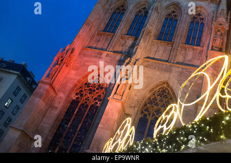 Stephansdom und Weihnachtsdekorationen. Wien, Österreich Stockfoto