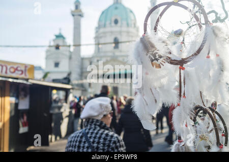 Karlskirche und Weihnachten Markt in Wien, Österreich Stockfoto