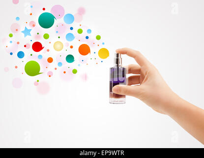 Nahaufnahme von Frau Hände sprühen bunte Luftblasen aus schönes Parfümflasche Stockfoto
