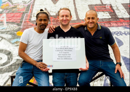 Paris, Frankreich., AIDES Campaign Against Homophobia, Discrimination IDAHO-T, Portraits Men Holding Französische Protestposterslogans, lgbt, Demonstrationsaktivismus frankreich Stockfoto