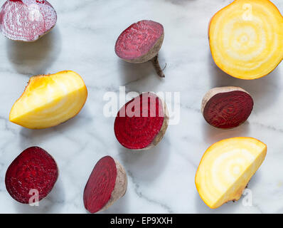 Rote Beete und goldenen rote Beete auf ein Schneidebrett Marmor. Stockfoto