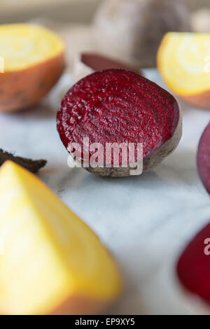 Rote Beete und goldenen rote Beete auf ein Schneidebrett Marmor. Stockfoto