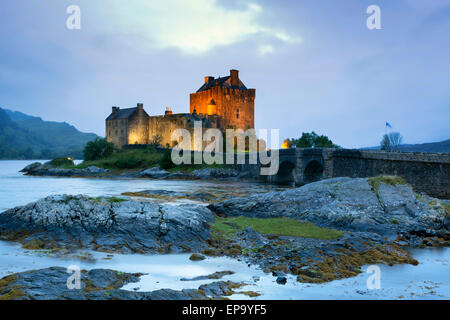 Eilean Donan Castle in den schottischen Highlands in der Abenddämmerung Stockfoto