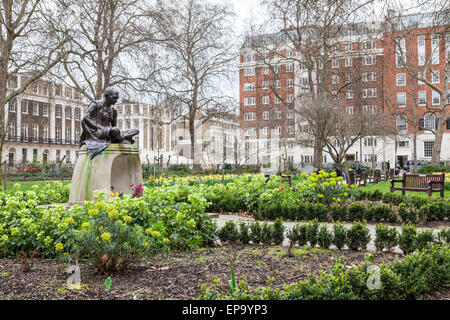 Mahatma Gandhi Statue und die Gärten im Frühjahr an der Tavistock Gardens in Tavistock Square, London, England, Großbritannien Stockfoto