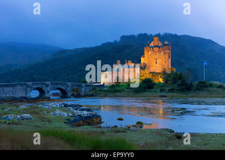 Eilean Donan Castle in den schottischen Highlands in der Abenddämmerung Stockfoto