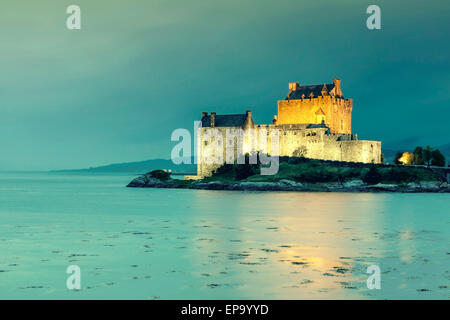 Eilean Donan Castle in den schottischen Highlands in der Abenddämmerung Stockfoto