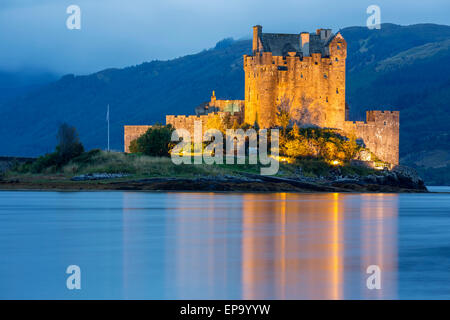 Eilean Donan Castle in den schottischen Highlands in der Abenddämmerung Stockfoto