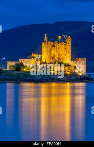 Eilean Donan Castle in den schottischen Highlands in der Abenddämmerung Stockfoto