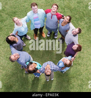 Team verbundenen Kreis basking sunny Feld Stockfoto