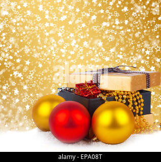 Goldenen Geschenkbox mit Weihnachtskugeln und Girlanden aus schönen Perlen auf abstrakten Hintergrund Stockfoto