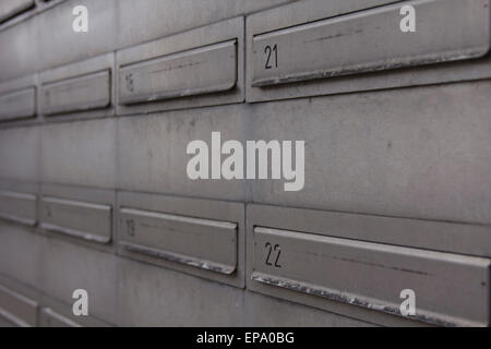 Nahaufnahme von Wohnung oder Geschäft Briefkästen, moderne Stockfoto