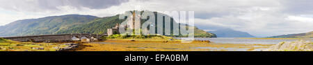 Panoramablick auf Eilean Donan Castle in den schottischen Highlands Stockfoto