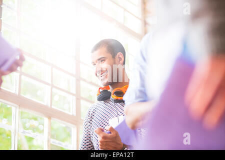 lächelnd Mann sprechen treffen Stockfoto