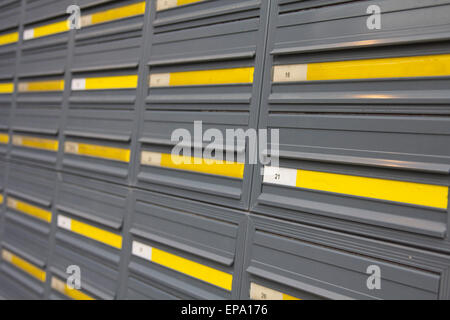 Nahaufnahme von Wohnung oder Geschäft Briefkästen, moderne Stockfoto