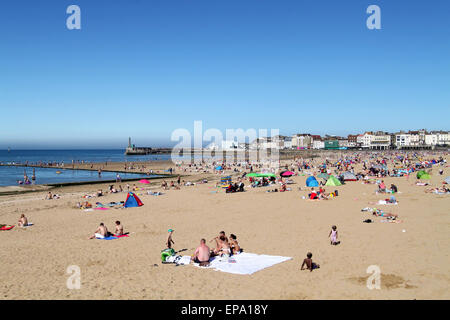 Menschen in Margate Beach in Kent mit der Turner Contemporary Art Gallery in der Ferne Sonnen Stockfoto