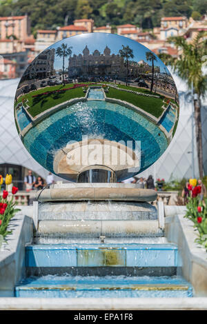 Ein Spiegelbild des Casino Monte-Carlo in einem Metall-Skulptur in Monaco Stockfoto