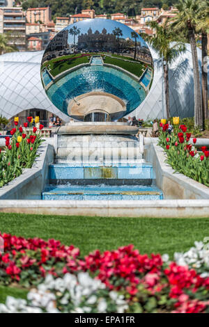 Ein Spiegelbild des Casino Monte-Carlo in einem Metall-Skulptur in Monaco Stockfoto