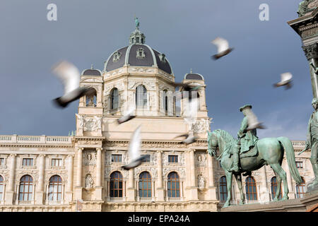 Ansicht des Naturhistorischen Museums und Maria-Theresia-Denkmal am Maria-Theresien-Platz in Wien während des Tages. Stockfoto