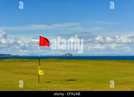 Dieses Grün auf Winterfield Golfplatz hat eine dramatische Kulisse von River Forth und dem Bass Rock. Stockfoto