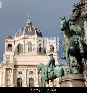 Ansicht des Naturhistorischen Museums und Maria-Theresia-Denkmal am Maria-Theresien-Platz in Wien während des Tages. Stockfoto