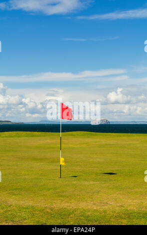 Dieses Grün auf Winterfield Golfplatz hat eine dramatische Kulisse von River Forth und dem Bass Rock. Stockfoto