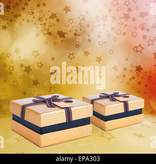 Schöne gold Geschenkbox mit Schleife auf dem abstrakten Sterne Hintergrund mit Bokeh-Effekt Stockfoto