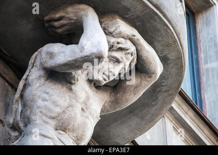 Skulptur des Atlas an der Fassade des alten Gebäudes in Sankt-Petersburg, Russland. Das Haus am Neujahrsfeste, 29 gebaut wurde Stockfoto