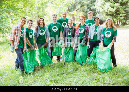Freiwilligenarbeit, Müll aufsammeln Stockfoto