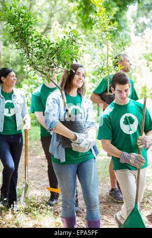 Umweltschützer Freiwilligenarbeit Pflanzen Baum Stockfoto