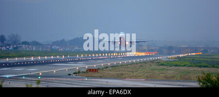 Avión Aeropuerto de Málaga, Serie Llegadas y Salidas, Abflüge und Ankünfte Stockfoto