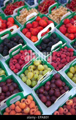 Nahaufnahme von verschiedenen roten Früchten auf einem Marktstand Stockfoto