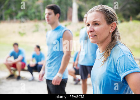 Frau suchen Weg Bootcamp Stockfoto