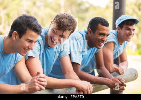 lächelnd Team schiefen Geländer Bootcamp Stockfoto