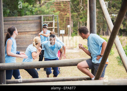 jubelnde Menschen Bootcamp-Hindernis-Parcours Stockfoto