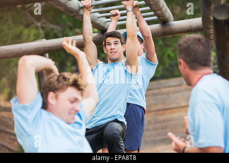 Mann-Klettergerüst-Bootcamp-Hindernis-Parcours Stockfoto