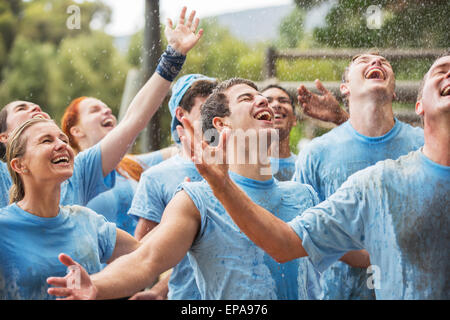 Begeisterung-Team genießen Regen Bootcamp Stockfoto